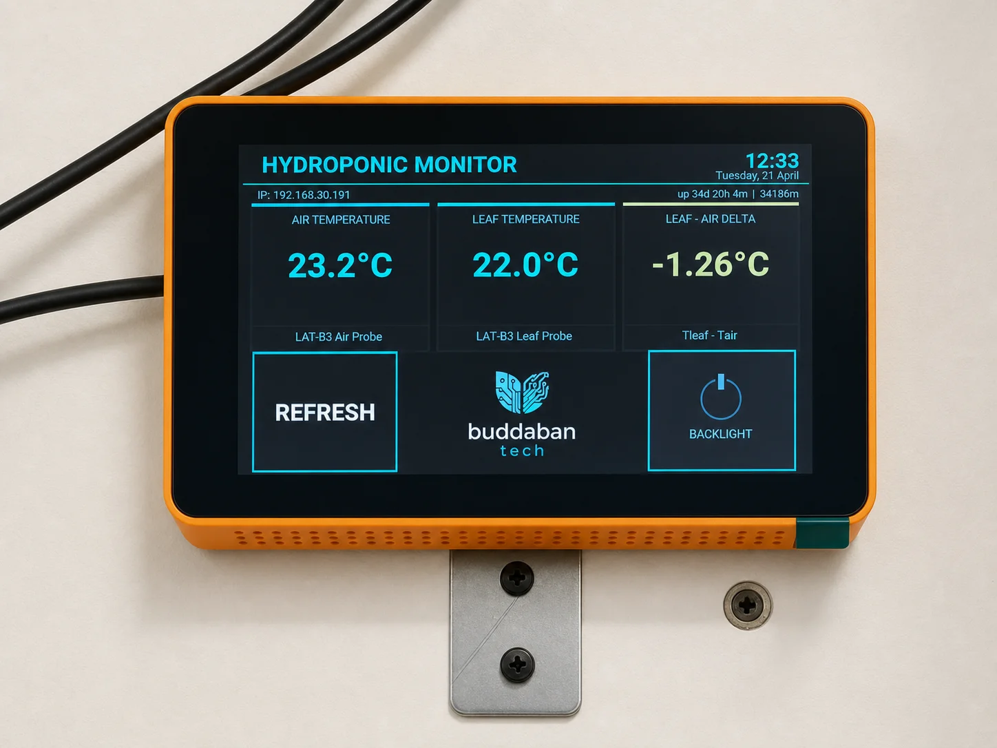 Wall-mounted Buddaban monitor showing air temperature, leaf temperature, and leaf-air delta